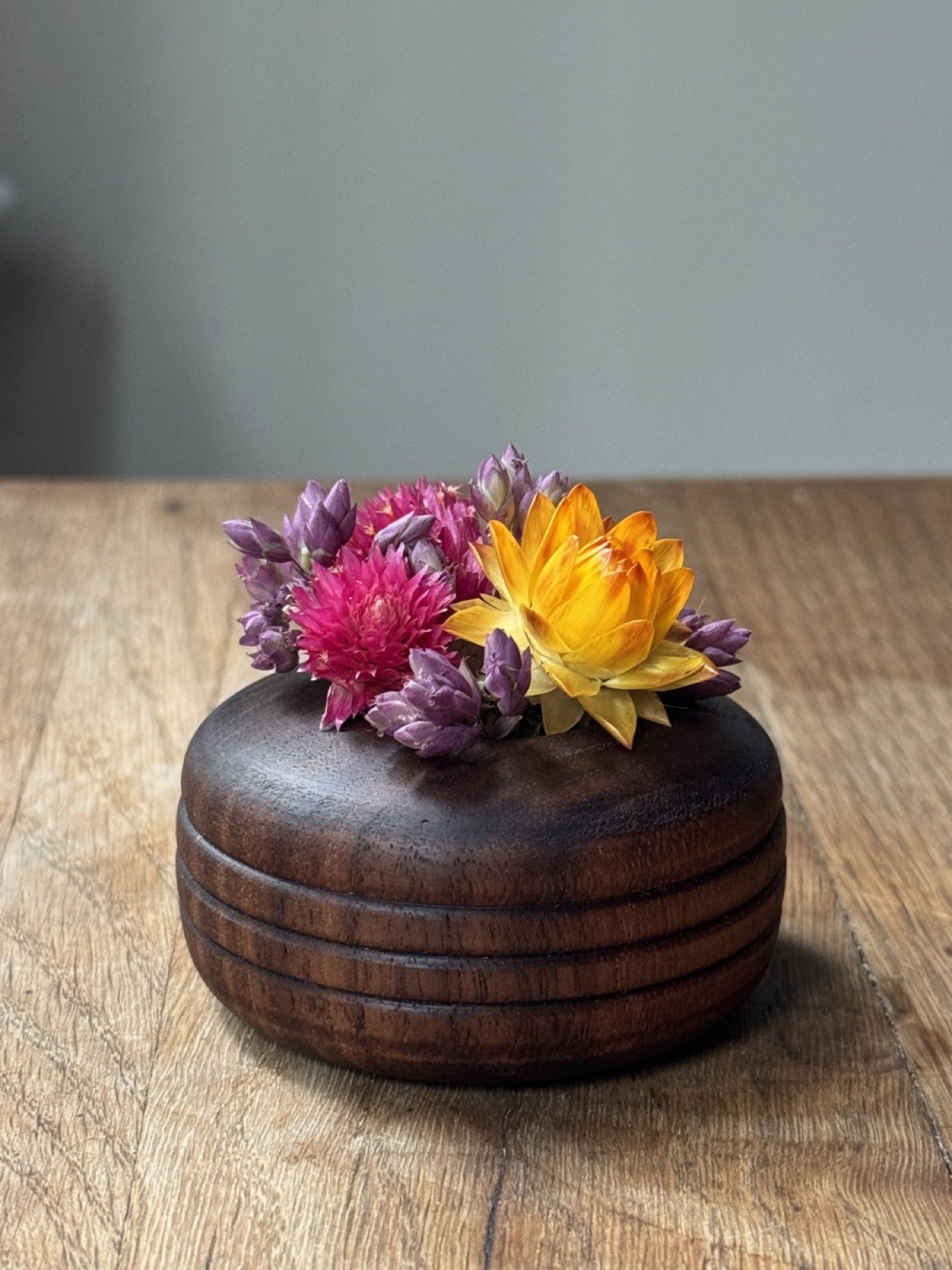 Low vase with flowers